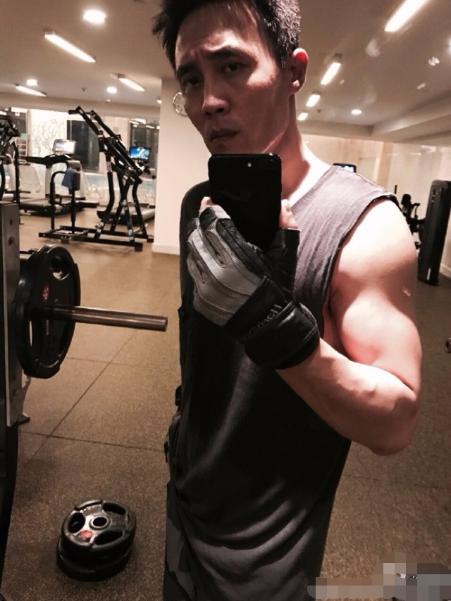 邓超八块腹肌惹人心疼,彭于晏健身狂魔,而他的裤子腿少儿不宜