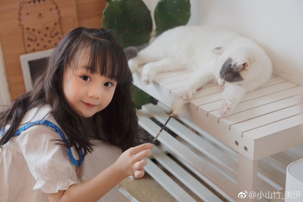 小山竹晒父女合影为邓伦爸爸送生日祝福,父女俩同框超温馨