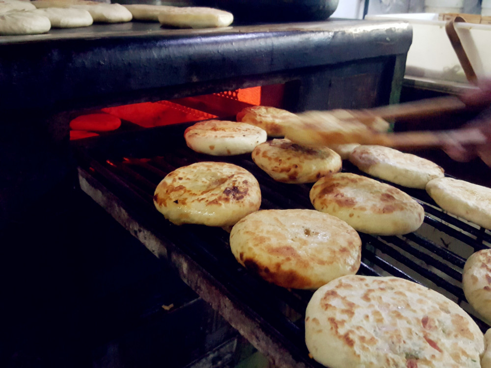 开在旮旯里的火烧店,菏泽人在潍坊,做的肉火烧同样经典