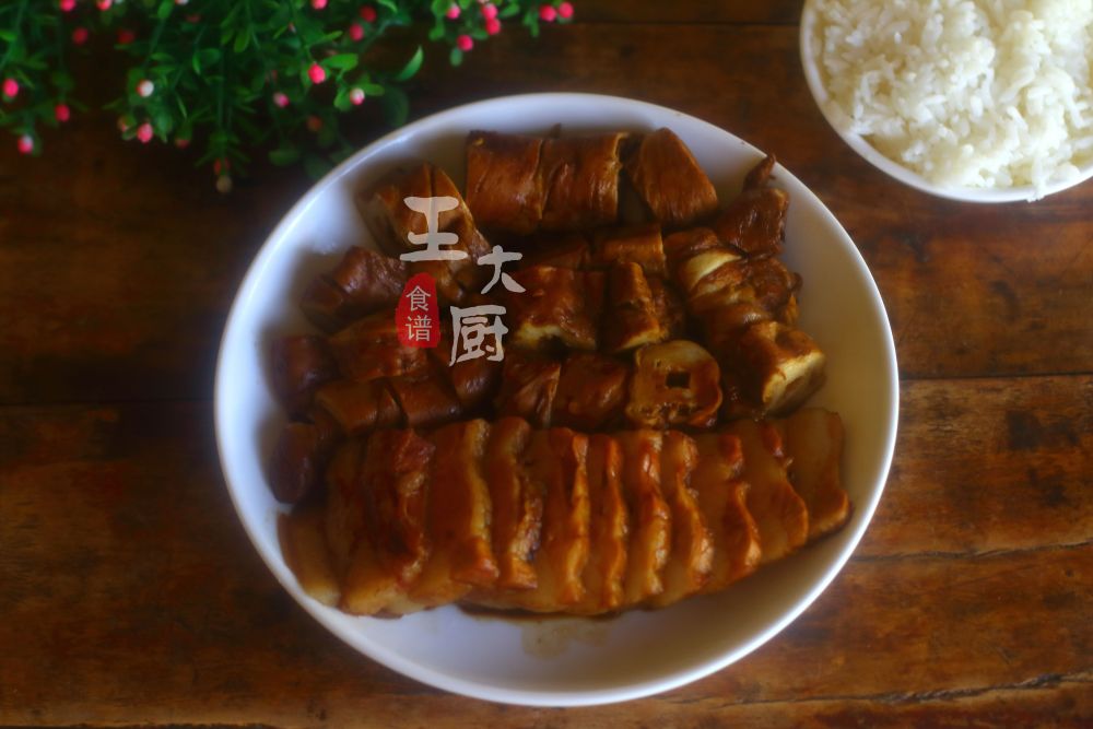 盘儿,熏鸡白脸儿,清蒸八宝猪,江米酿鸭子,罐儿野鸡,罐儿鹌鹑,卤什件儿