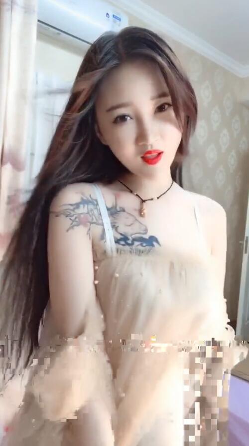 抖音"纹身小姐姐"火了,半边图案太难懂,网友:想研究下