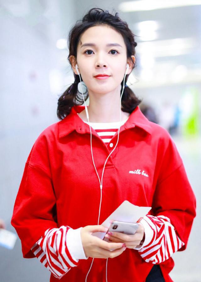 陈瑶穿红衣现身机场,小仙女很是青春洋溢,手捧粉丝鲜花对镜甜笑