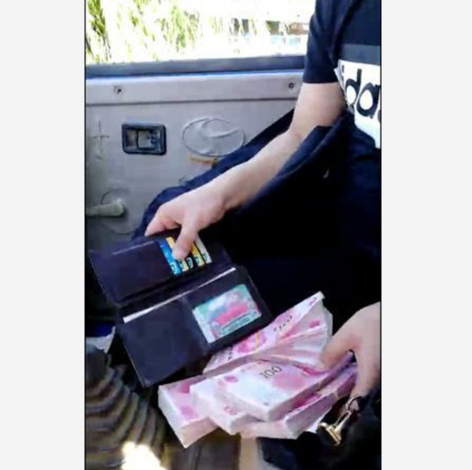 小伙五万盖房钱落公交车上 公交司机拾金不昧全部归还