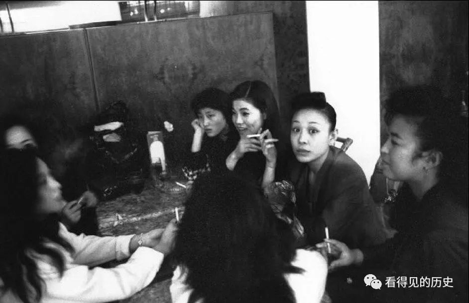 老照片:1992年的深圳 证券公司里挤满了股民