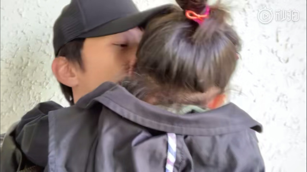 小花妹妹抱着爸爸抽泣不愿分开,邓超扬言要息影,当个全职爸爸!