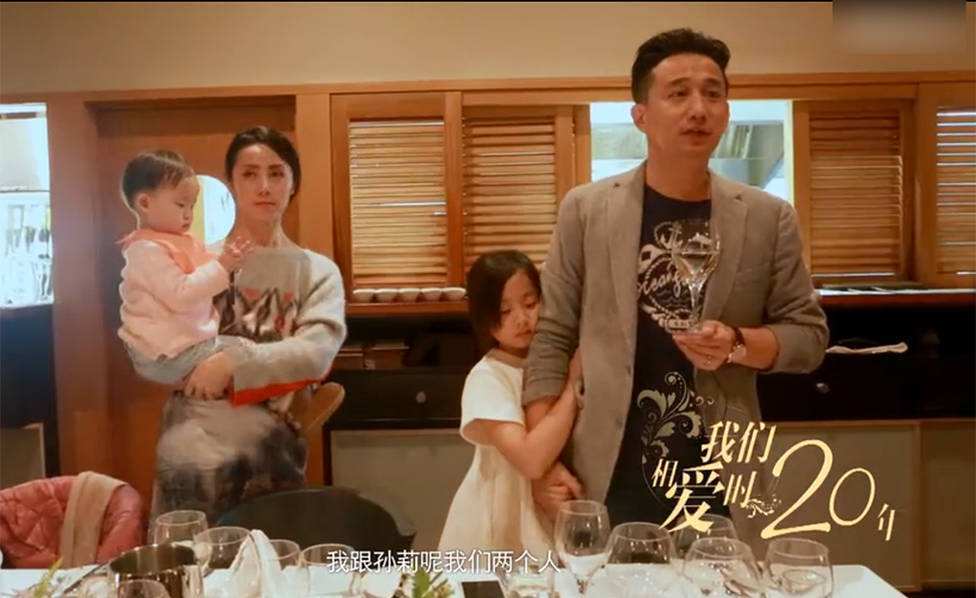 黄磊儿子都这么大了!孙莉罕见晒三胎照片,多妹牵着弟弟超有爱