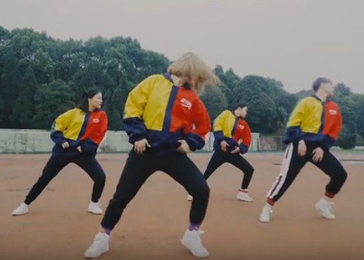 抖音热舞《98K》又出新舞，多人共舞霸气十足，潮流气息十足