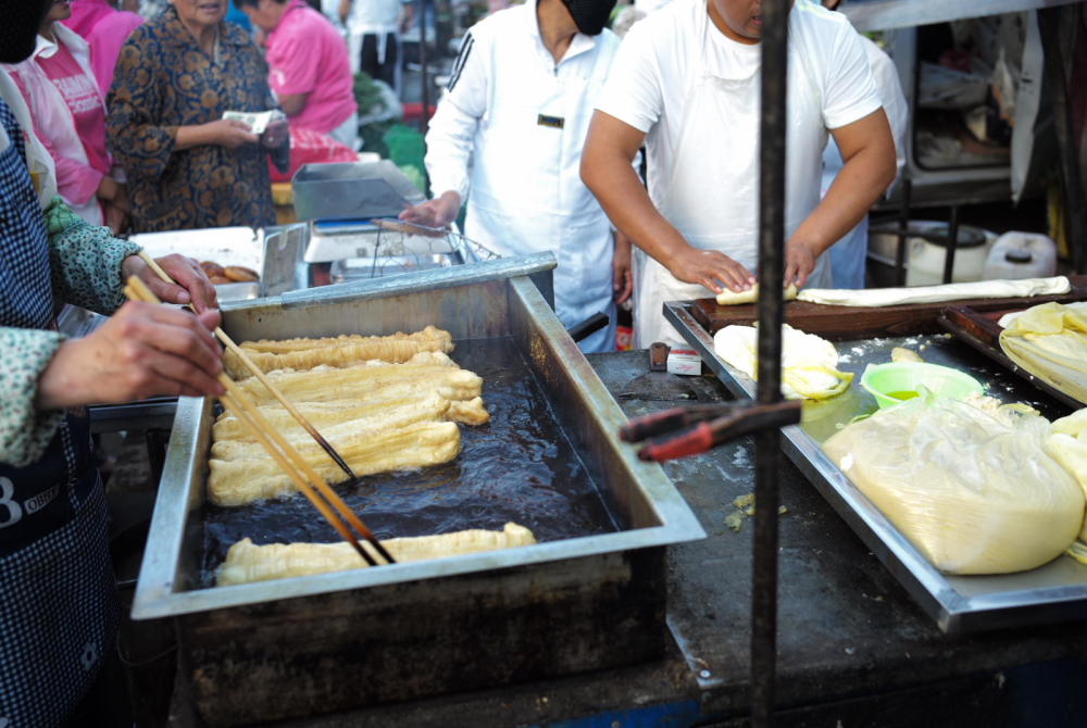 炸油条 (梧桐8月22日摄于北十八道街早市  ) 炸油条 (梧桐8月22日摄于