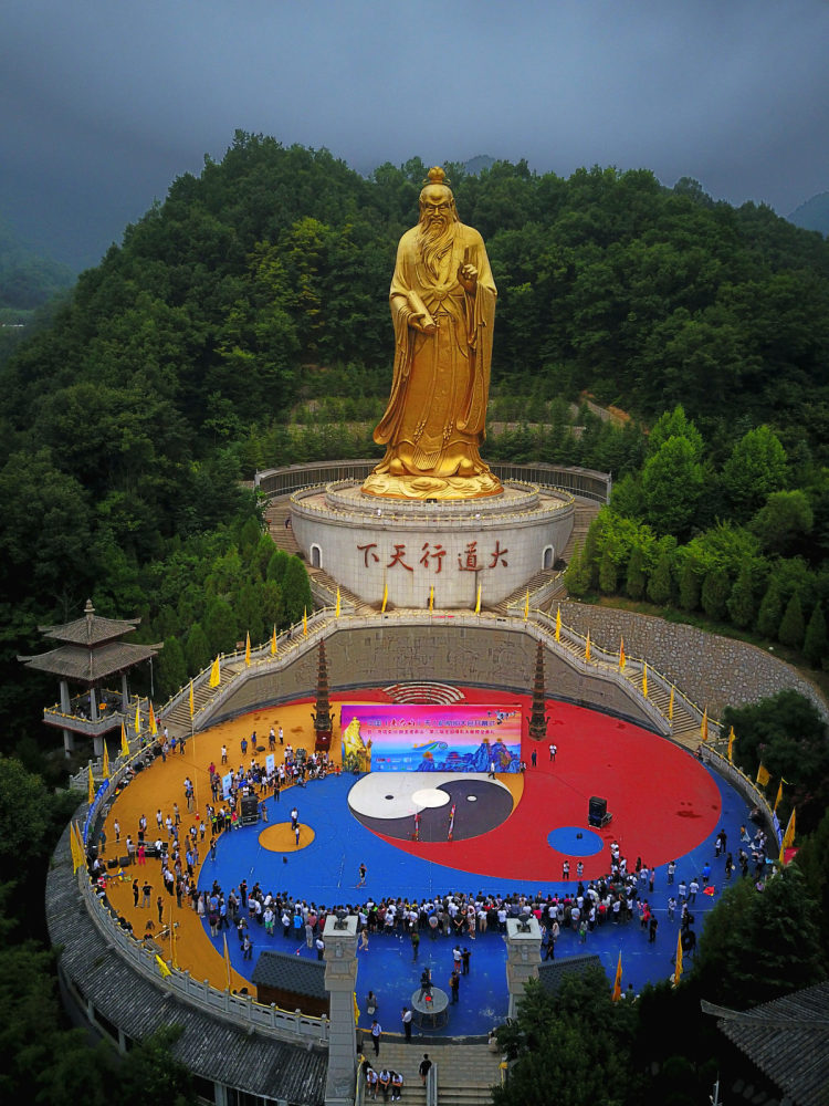 山不在高,有仙则名.栾川老君山因老子归隐修炼而闻名中原大地.