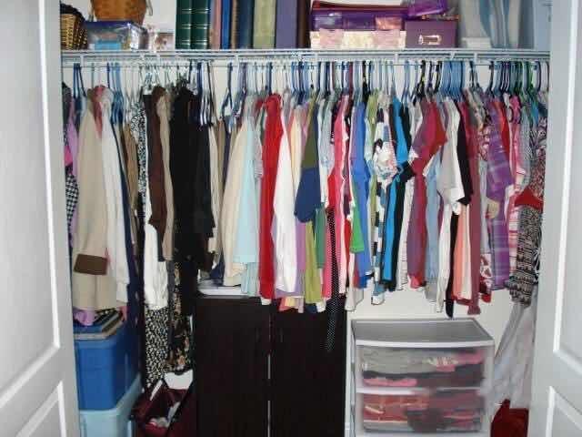 但现实是,衣柜里塞满各色衣服,一半以上是1,2年前才买却已经不想穿也