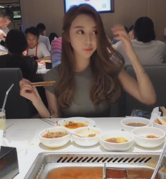 上图看到这么女生挺漂亮的,打扮的也很时髦,正在和相亲对象吃饭.