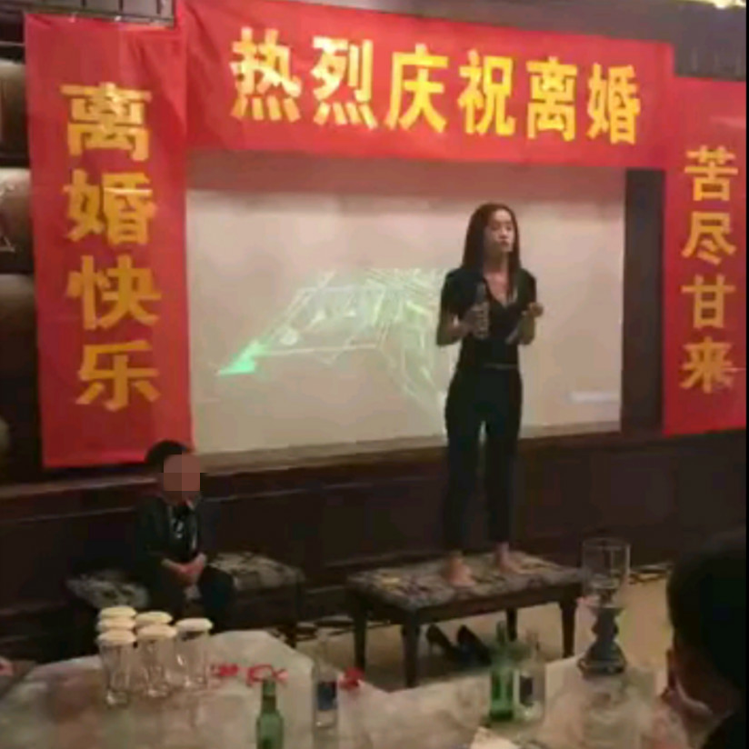 奇葩!女子建拱形门高调庆祝离婚第一天