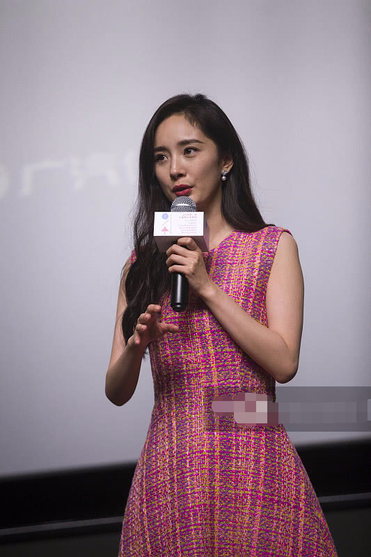 杨幂无修近照曝光,脸上又是褶子又是坑,网友:全都是假