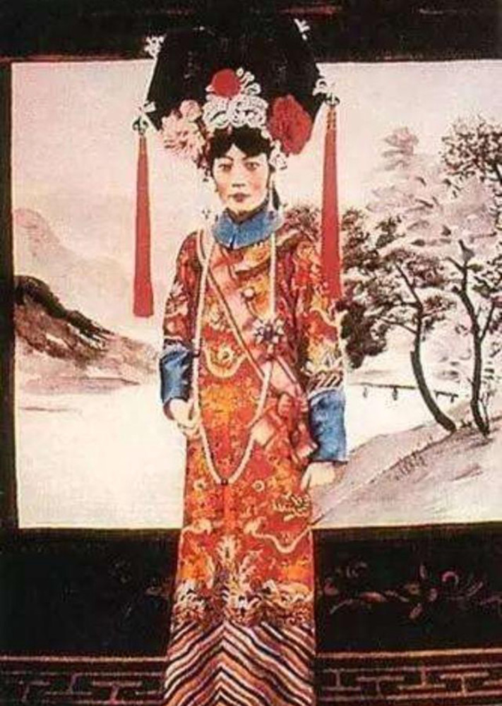 末代皇后婉容老照片:大婚时候的朝服像,图四是她抽鸦片后的样子