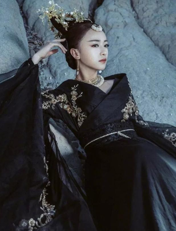 细数10位女星黑色古装造型:杨幂华贵,唐嫣霸气,杨紫冷艳