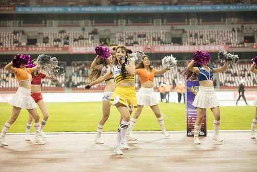 张羽希山西为明星足球赛演出 听球星讲趣事变