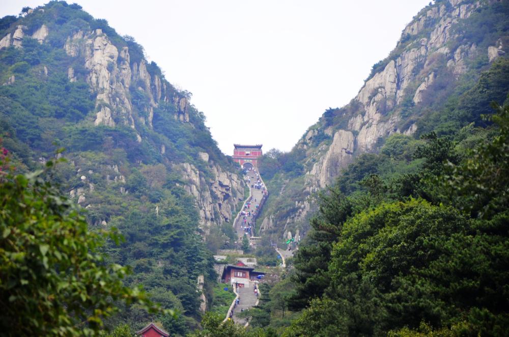 自驾游中国第40天,花11小时征服山东泰山,峰顶如同仙境一般