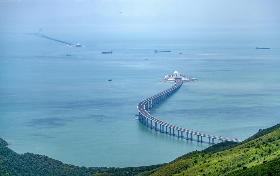 美图来袭:港珠澳大桥与中华白海豚合谐共处
