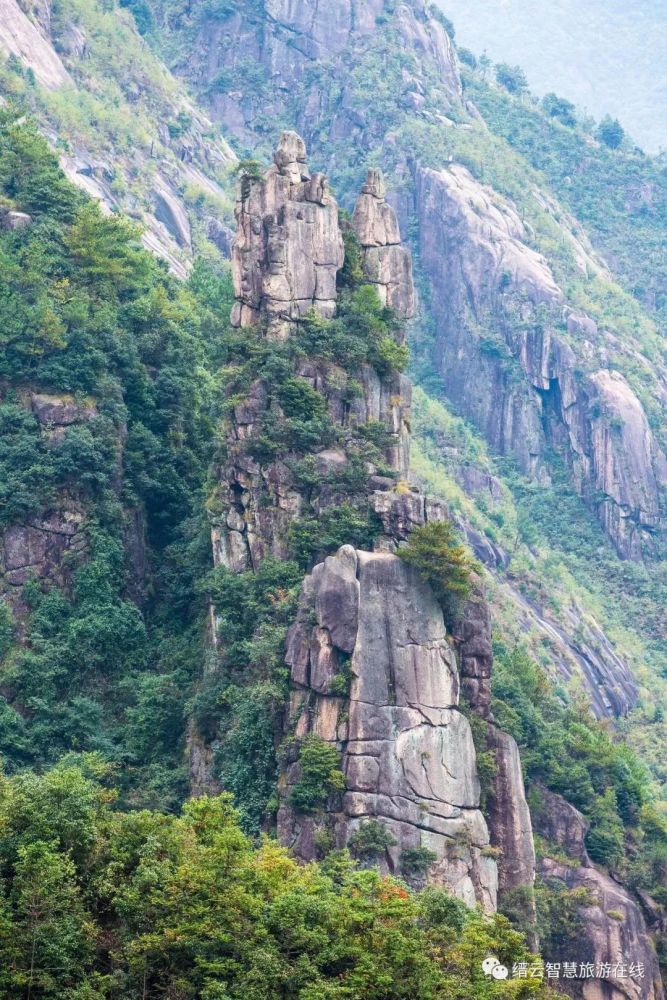该景区位于缙云县胡源乡, 峡谷两边高山耸立, 是观奇岩怪石与云海