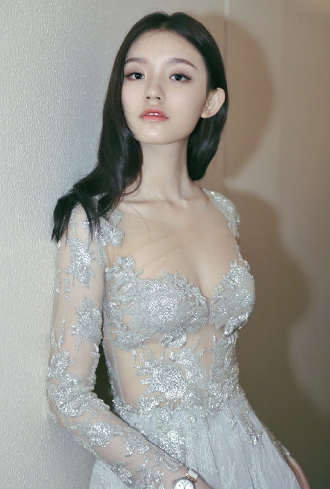 林允身穿透视装,大方展现好身材,网友:人家才22岁!