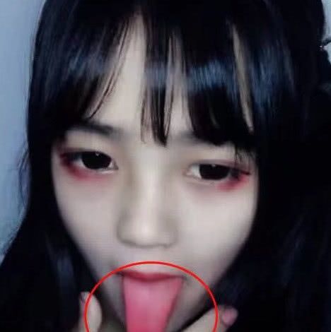 "长舌萝莉"走红网络,伸出舌头的一瞬间黑白无常在现人间!