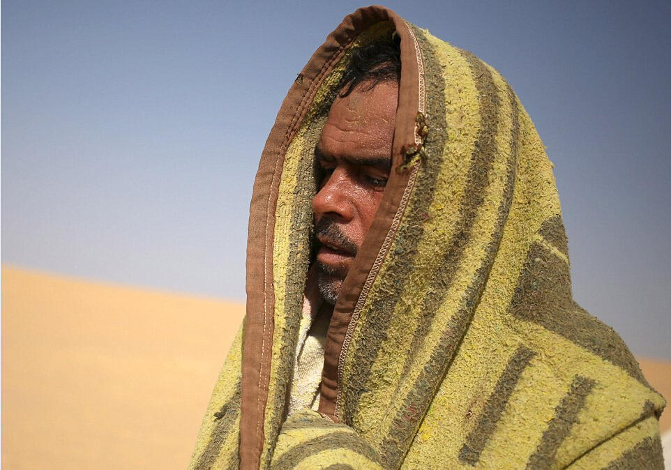 埃及人热衷沙漠日光浴 称可治多种疾病