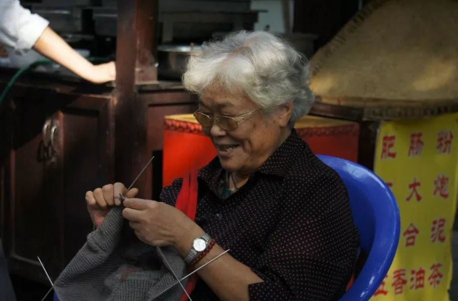 一起谈天说地开怀大笑, 醴陵的女人们手上织毛衣的动作 也绝不会被
