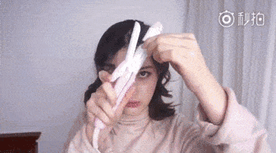 显老发型入围第二款,扎一半头发,年代感十足. 这才是她 !!