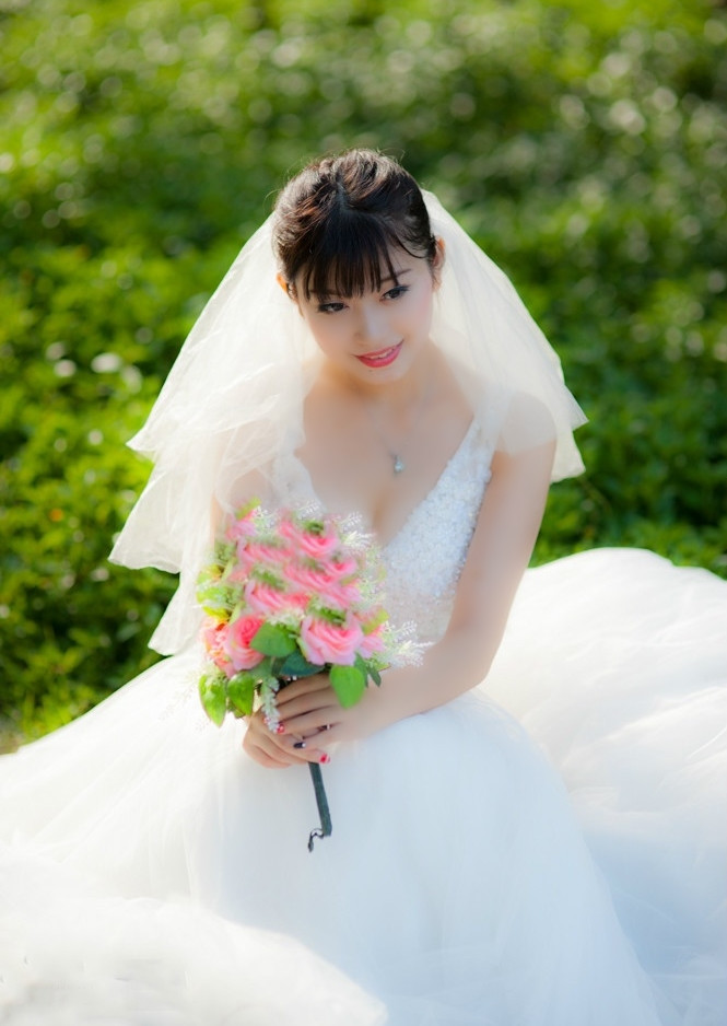人像摄影(衣着洁白婚纱的微笑新娘)