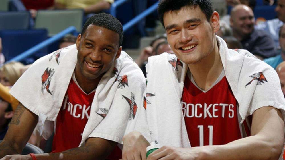 姚明和麦蒂,那一年的22连胜,整个中国一半都是火箭的球迷.
