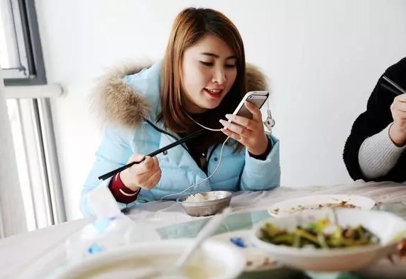 比马桶还"脏"的东西,90%的人吃饭都在用,还不知道就晚