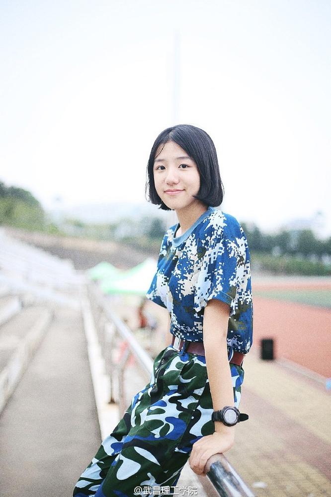 武汉军训女神走红 极有明星相