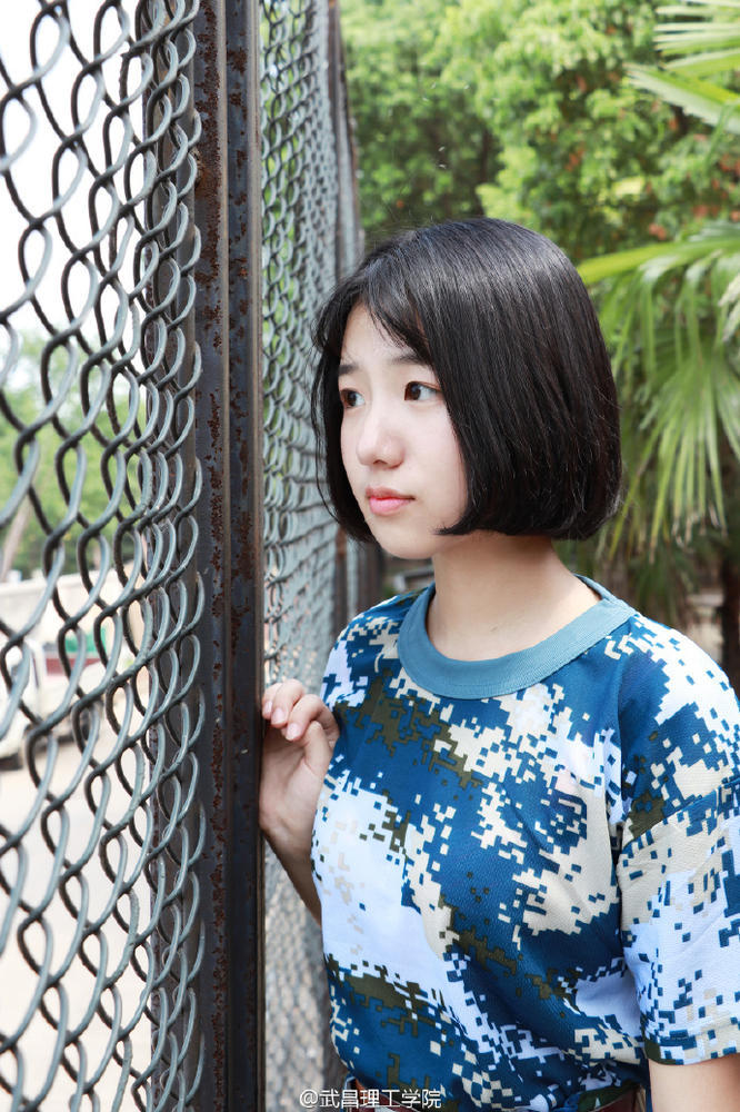 武汉军训女神走红 极有明星相