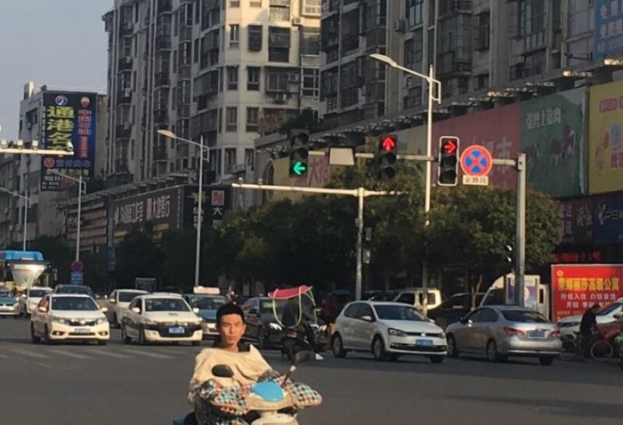 随州大润发十字路口的红绿灯设置不合理?