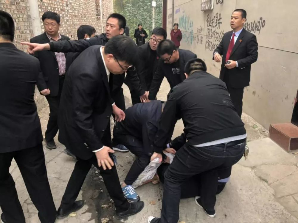 宁晋人民法院凌晨出击,执行抓捕老赖!拘留3人!