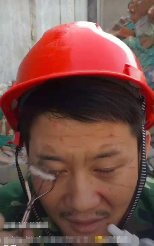 辛苦的农民工大哥洗脸后,竟变得如此帅气 网友:请收下