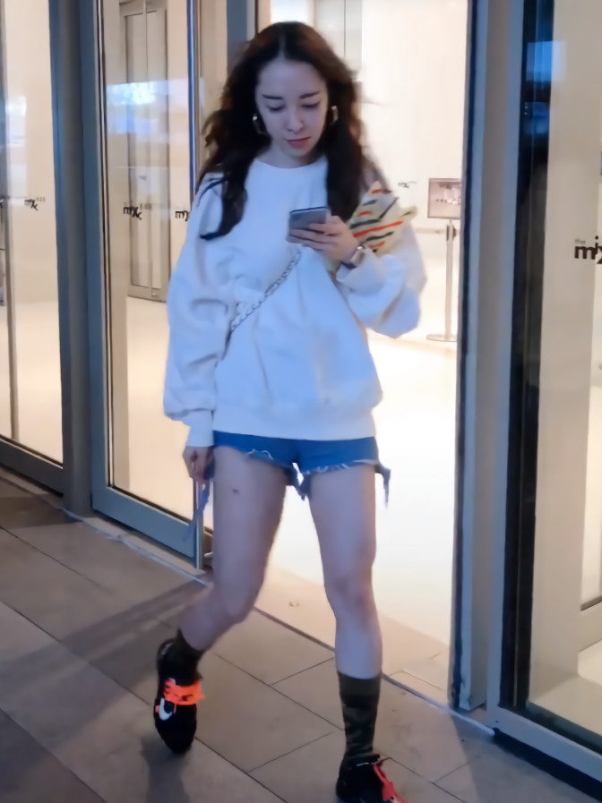 5500元ow耐克鞋有缺陷,172小姐姐穿后,腿短得像青蛙腿