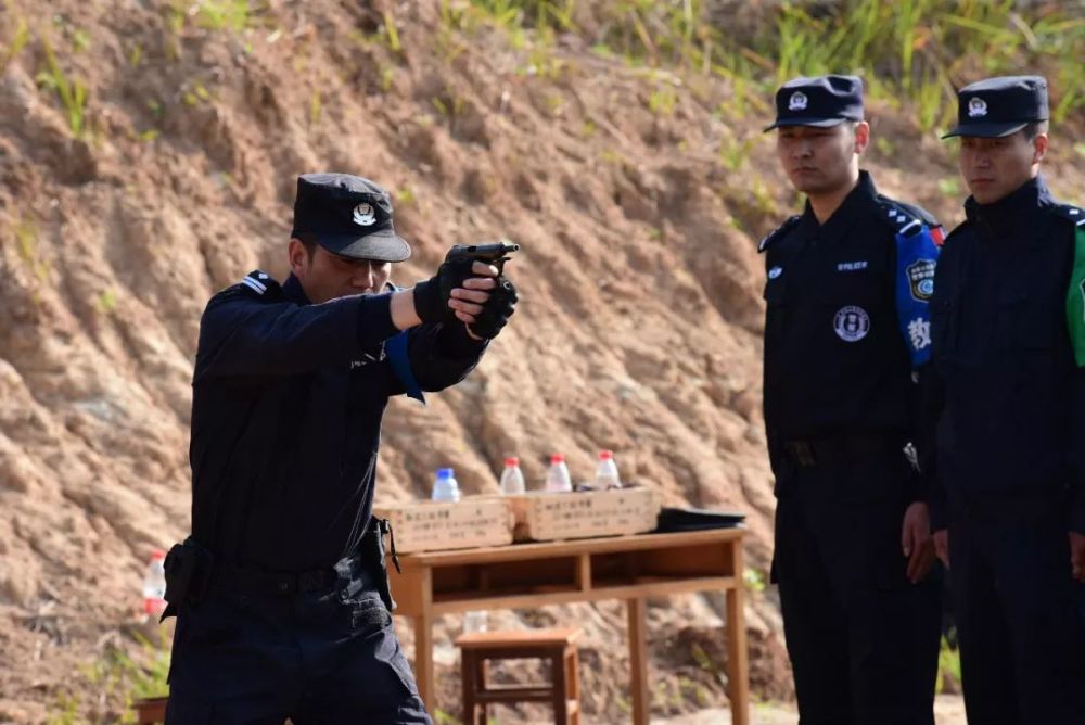 此次培训项目包括拔枪速射,火力压制,移动射击等实弹射击训练,确保