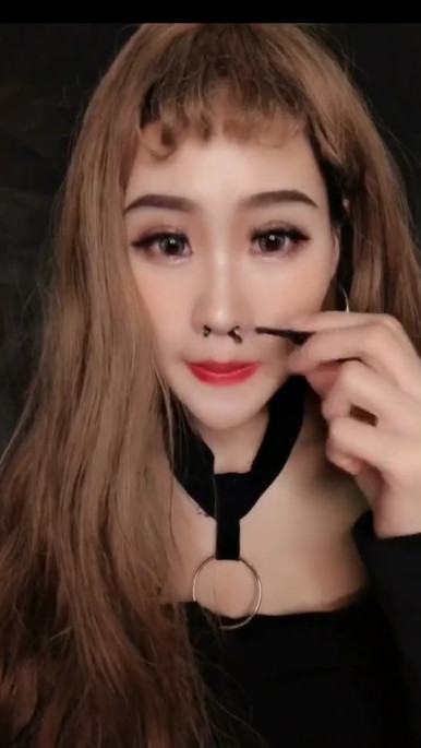 小姐姐直播卸妆,网友:我就好奇鼻子里的是什么