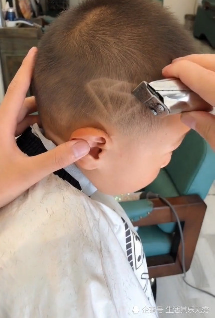 理发师演示什么叫刻痕拯救发型,小男孩剪完秒变社会人