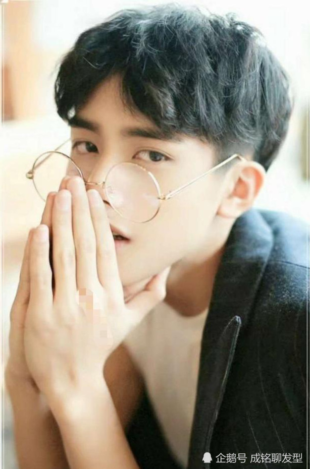 脸长额头窄的男生适合什么发型?