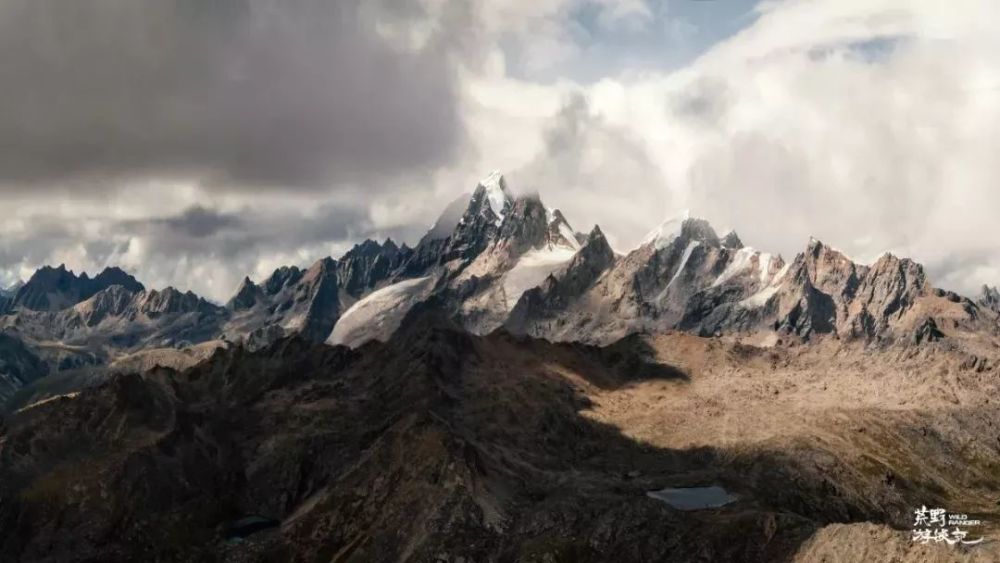 连绵起伏的山峰