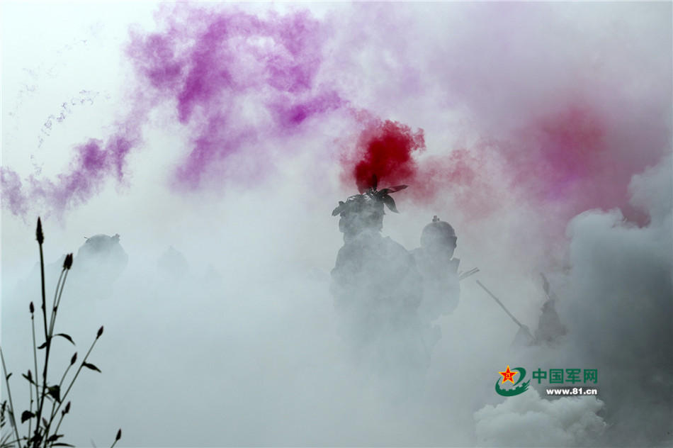 解放军红蓝对抗演习 蓝军迷彩扎眼