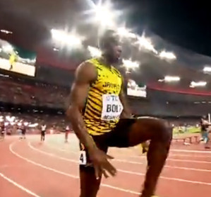 博尔特效仿詹姆斯动作庆夺冠_学生时代体育