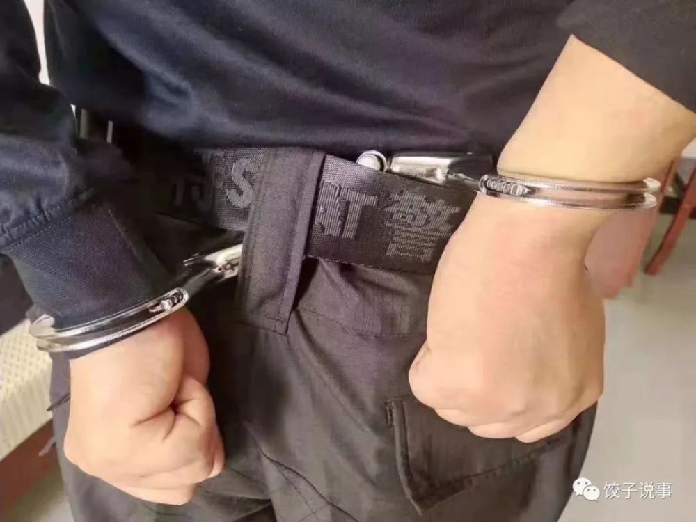 一起冲上去把他扑倒,费半天劲又给戴上个手铐,这回是背铐了,不过反铐