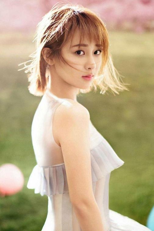 杨紫最新机场照曝光,看到眼睛后,终于明白为什