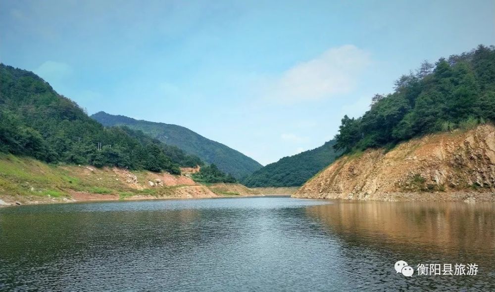 来衡阳县城坪村欣赏美丽秋色吧 这里有一幅水天一色的自然风景画 看点快报
