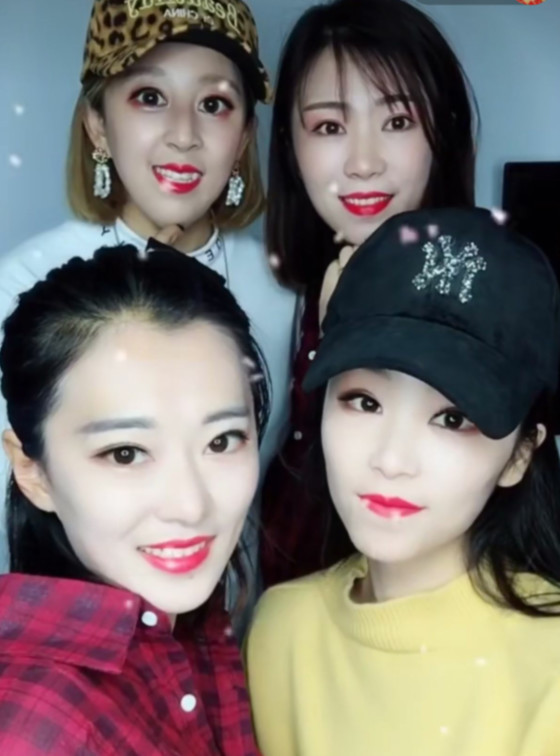 全抖音最强变脸术!邋遢四姐妹放学逛街,看到妆