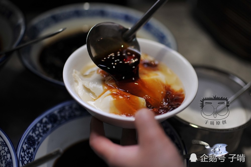 乾县豆腐脑在西安5元一碗 加一大勺辣椒油吃完都想舔碗