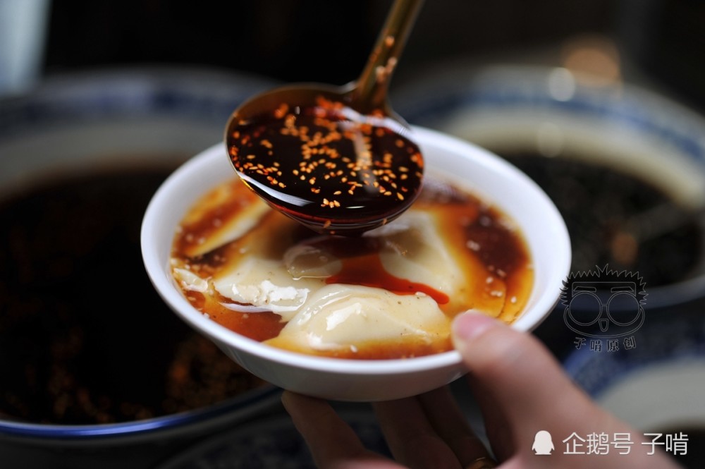 乾县豆腐脑在西安5元一碗 加一大勺辣椒油吃完都想舔碗